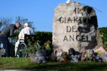 O Papa em silêncio em recordação dos mortos e em oração diante das crianças não nascidas