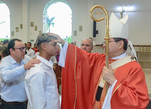 Domingo do Crisma na Paróquia São Paulo Apóstolo