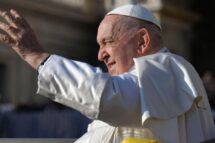 Papa: a oração é livre e poderosa, rezar com o coração e não com os lábios