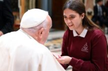 Papa a espanhóis: viver com alegria, mas sem perder de vista quem sofre