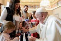 Francisco encontra grupo de reféns israelenses libertados em Gaza