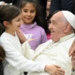 Francisco no Angelus: os pobres não podem esperar, vamos olhá-los nos olhos