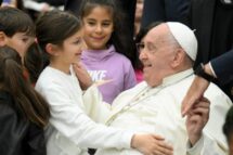Francisco no Angelus: os pobres não podem esperar, vamos olhá-los nos olhos