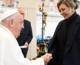 Zelenska encontra Francisco e crianças ucranianas do Hospital do Papa: obrigada pelo apoio