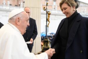 Zelenska encontra Francisco e crianças ucranianas do Hospital do Papa: obrigada pelo apoio