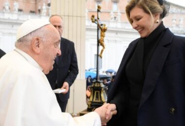 Zelenska encontra Francisco e crianças ucranianas do Hospital do Papa: obrigada pelo apoio