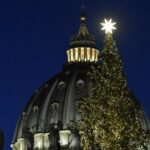 Começam as preparações do Natal no Vaticano com a chegada do pinheiro na Praça São Pedro