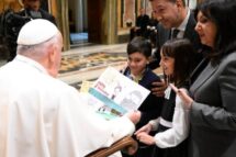 O Papa: uma Igreja aberta. Apoiar os cônjuges e as famílias em sua missão