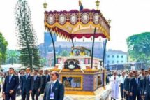 Testemunho de fé de jovens na exposição das relíquias de São Francisco Xavier em Goa, Índia