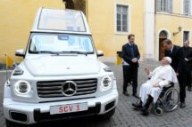 Um novo papamóvel elétrico como presente ao Papa Francisco