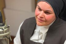 Irmã Ana Paula visita a Rádio Vaticano e fala da sua missão através da música