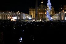 Natal, árvore e presépio inaugurados na Praça de São Pedro