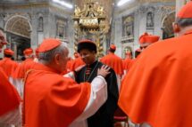 Entre barretes e koukoulion, vestes vermelhas e brancas, a homenagem aos cardeais