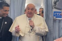 O Papa aos jornalistas no voo para a Córsega: “Obrigado pelo seu serviço”