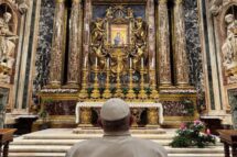 Papa na Basílica de Santa Maria Maior antes de sua viagem a Ajácio
