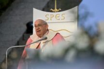 Papa na missa em Ajácio: quem se considera justo não se renova