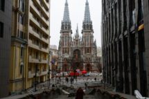 Ataque missilístico russo mata 9 e danifica embaixadas e igreja em Kiev