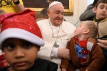 O Papa recebe as crianças do dispensário pediátrico Santa Marta