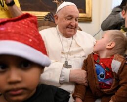 O Papa recebe as crianças do dispensário pediátrico Santa Marta