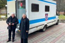 Krajewski na Ucrânia com a van médica do Papa Francisco