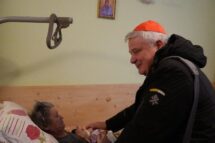 Na Ucrânia ferida pela guerra, Krajewski celebra a Missa de Natal