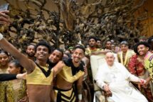 O poder de um sorriso, artistas do CircÁfrica encontram o Papa