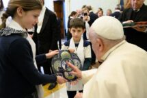Papa: uma sociedade fraterna sabe dar espaço para todas as deficiências e fragilidades