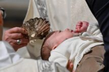 O Papa: que as crianças cresçam na fé, uma verdadeira humanidade na alegria da família
