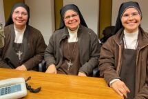 As irmãs que acolhem os peregrinos no Santuário dos pais de Santa Terezinha, na França