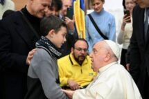 Papa ganha medalha da paz da Ucrânia e livro sobre a tragédia italiana de Rigopiano