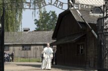 Francisco recorda o Holocausto: erradicar a chaga do antissemitismo