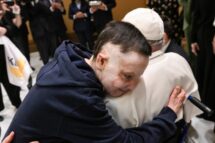 O abraço do Papa a Romam, garoto ucraniano com metade do corpo queimado por mísseis russos