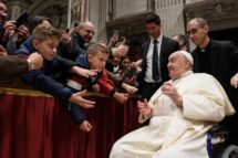 Brasileiros encontram Papa Francisco no Vaticano e ganham doces do Pontífice