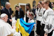 Boneca com estilhaço de bomba russa presenteada ao Papa por órfãs ucranianas