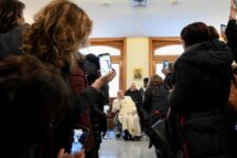 Acometido por bronquite, o Papa fará as próximas audiências na Casa Santa Marta
