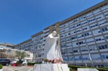 Melhoram as condições de saúde do Papa, porém, não conduzirá o Angelus dominical