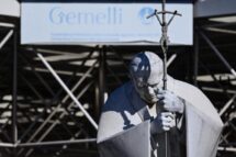 O Papa no Gemelli, condições clínicas estáveis. O tratamento continua