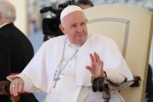 Papa no Gemelli: leve melhora, está sem febre e continua suas atividades