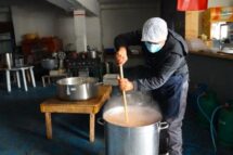 Padre maronita, com esposa e filhos, cozinha para pobres no Líbano