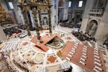 Fisichella: os diáconos como “pontes” entre o altar e a rua