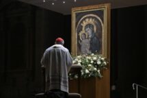 A oração pelo Papa na Praça São Pedro “para que recupere logo a saúde”, afirma Parolin