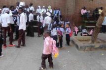Sudaneses e sul-sudaneses celebram o centro Arbaa wNus no cairo