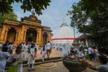 Sri Lanka: um ritual puja em um templo budista dedicado ao Papa