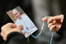 Fiéis da América Latina intensificam orações pela saúde do Papa