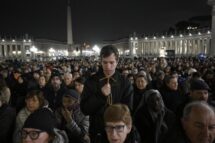 “Oremus pro Pontifice”: o canto que é uma oração e ressoa toda noite na Praça São Pedro