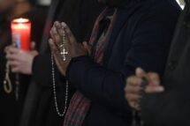 Cardeal Damasceno pede a Nossa Senhora proteção maternal ao Papa