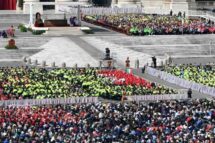 O Papa: pequenos gestos de serviço fazem florescer uma nova humanidade