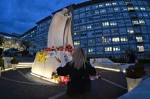 Papa no Gemelli: melhorias consolidadas. Médicos retiram o prognóstico reservado