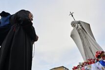 Papa no Gemelli: leve melhora, quadro clínico complexo