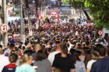 As orações pelo Papa em procissão de Santo Antônio com 4 mil fiéis no Brasil